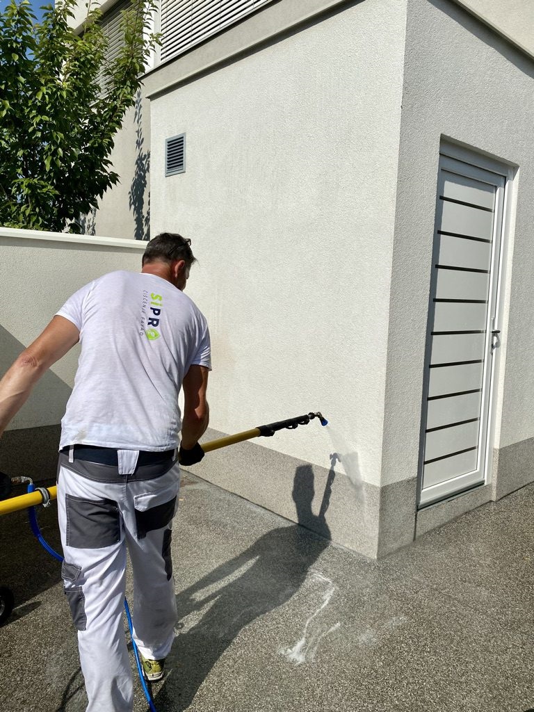 Nizkotlačno strokovno čiščenje fasade za poslovne in zasebne objekte